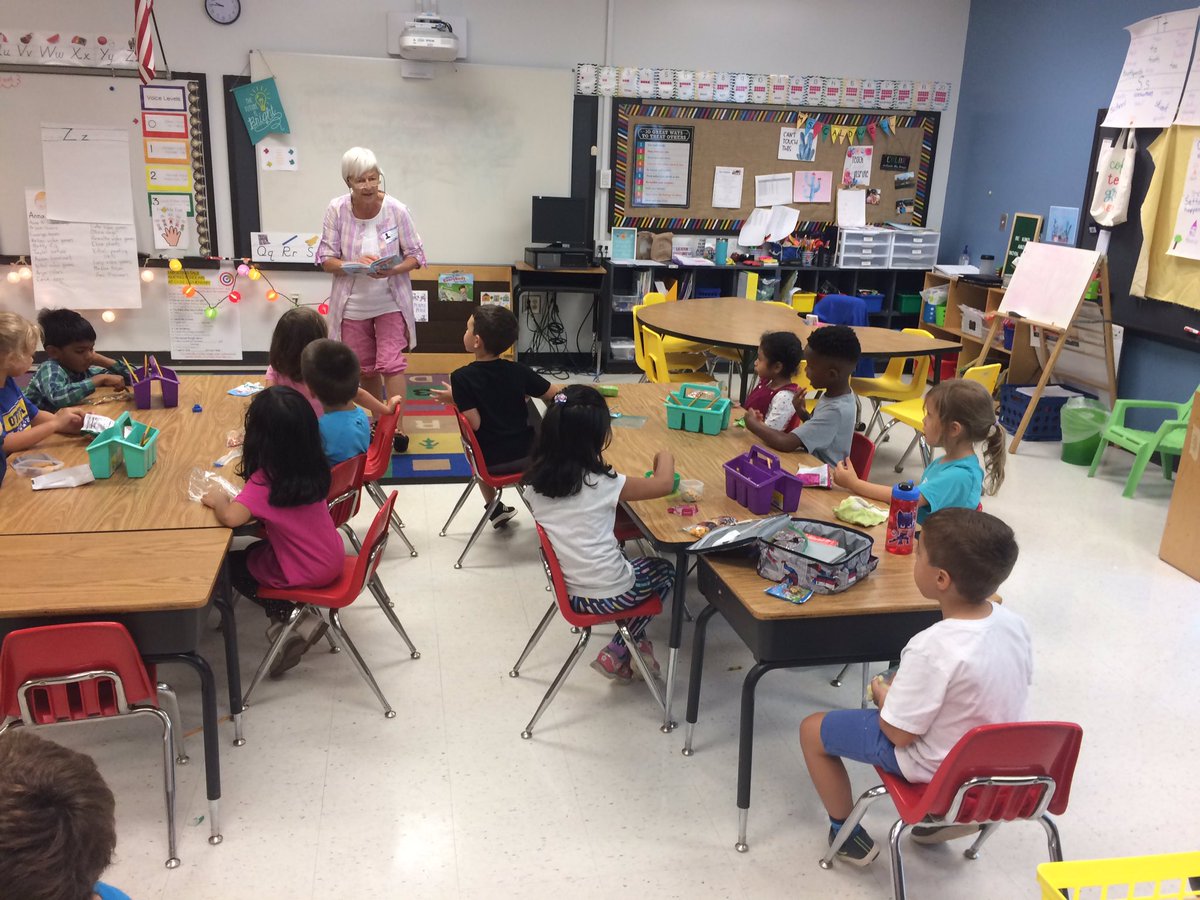 TeamCaldwell17's tweet photo. We had a VERY special mystery reader today come all the way from Norway! We are so lucky that my mom’s friend is in town and wanted to read to the class! Thank you Dr. Marie! 🇳🇴 https://t.co/1pdCguILD1