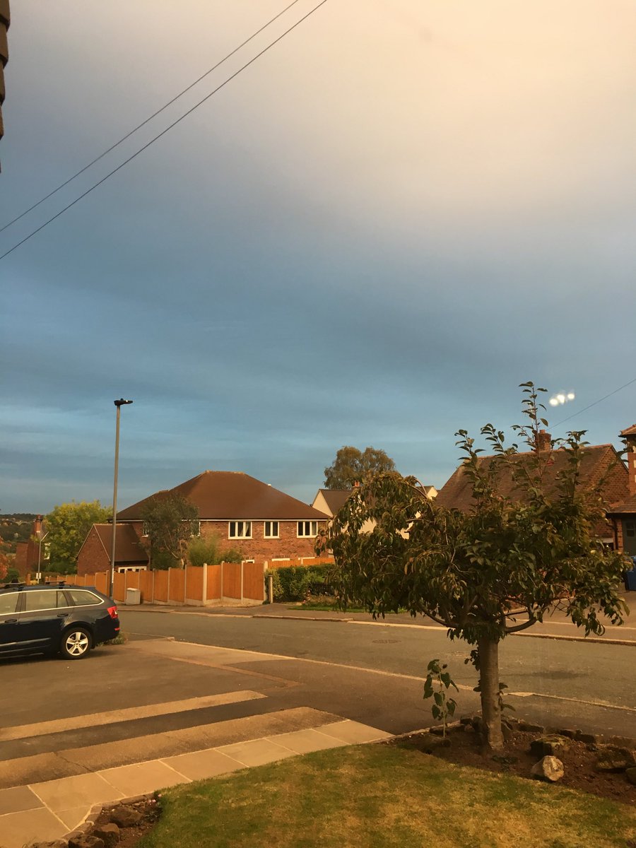 pwauly's tweet photo. So... what’s going on with the sky tonight?! https://t.co/Qz5LcfGEJx