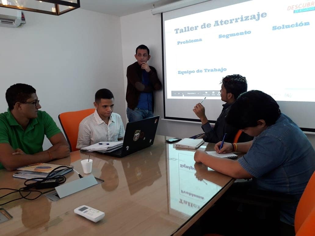 puntestrategico's tweet photo. Seguimos en jornadas de socialización en el país,  convocatoria Descubrimiento de Negocios Digitales @AppsCo @Ministerio_TIC . Taller de Aterrizaje con emprendedores en @coruniamericana #Barranquilla con el apoyo de #PuntoEstartegico.
#AppsPorColombia #AppsCoEsEmprendimiento https://t.co/Zik4AnHkqj