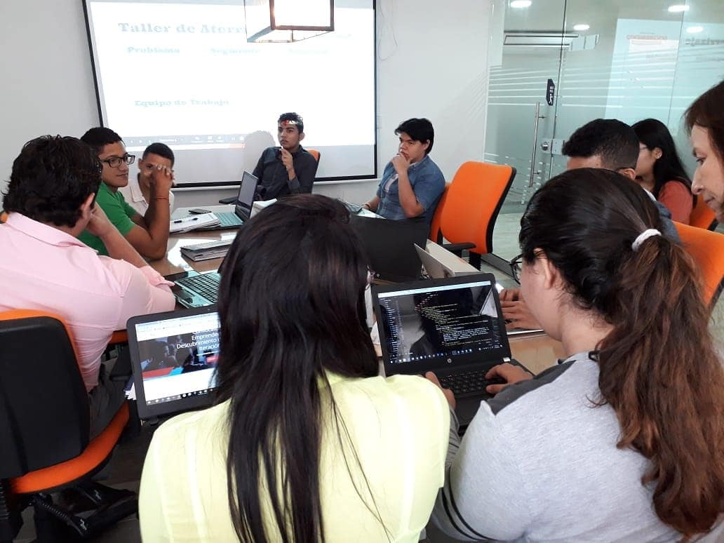 puntestrategico's tweet photo. Seguimos en jornadas de socialización en el país,  convocatoria Descubrimiento de Negocios Digitales @AppsCo @Ministerio_TIC . Taller de Aterrizaje con emprendedores en @coruniamericana #Barranquilla con el apoyo de #PuntoEstartegico.
#AppsPorColombia #AppsCoEsEmprendimiento https://t.co/Zik4AnHkqj