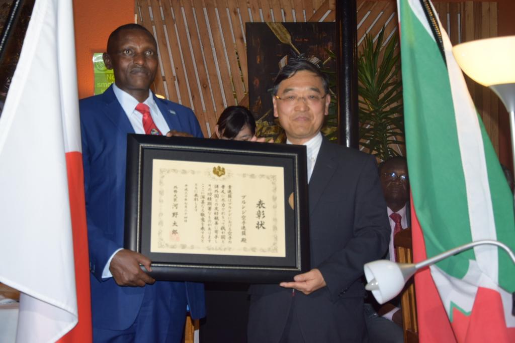RTNBurundi's tweet photo. Cérémonies de remise du Prix du Ministre Japonais des Affaires Étrangères à la fédération #Burundiaise de #Karaté (#FEBUKA) au Restaurant Vinoteque @MairieBuja https://t.co/vAAcbpTN4c