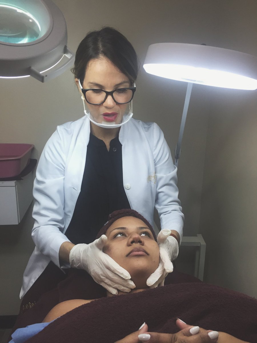 dermoglam's tweet photo. ¡Porque ustedes lo pidieron! 💎 Continuamos con nuestra #MasterClass de "Limpieza Facial con Aparatología". Coméntanos por qué estarías interesada 👇 https://t.co/icyj4xe4IH