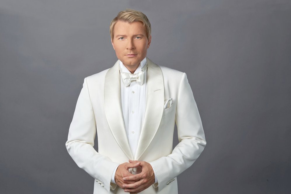 мужской сценический костюм. николай басков 2003. колян басков. одежда на свадьбу для мужчин. концертные костюмы для мужчин.