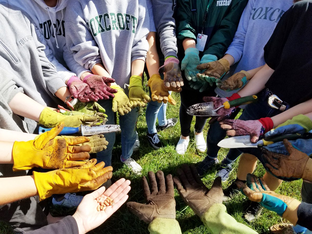 FoxcroftSchool's tweet photo. Before departing for Fall Break, Dr. Tuttle's Biology students got their hands dirty planting a variety of flowers & vegetables in the new garden on campus. #UniqueLearningExperiences #STEMatFXC https://t.co/AdSa6UBwwV