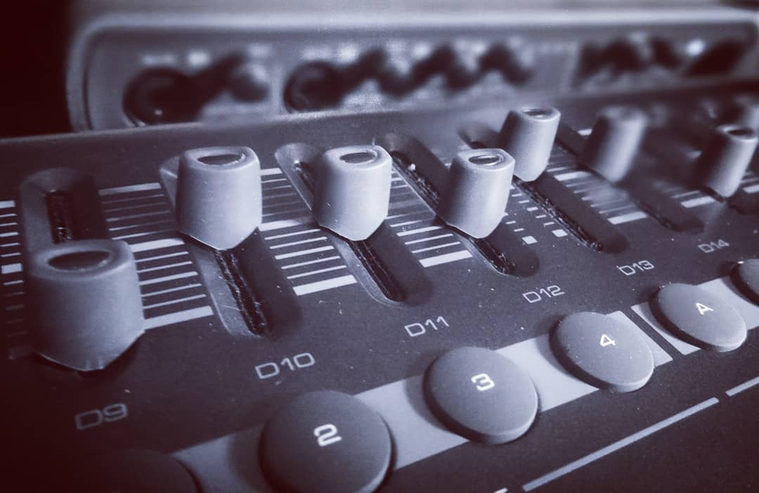 SoundScheder's tweet photo. lil room lil knobs 
#knobs #fader #maudio #midicontroller #mixer #mixing #logic #studiotime #producerlife #homestudio #avid #mboxpro #sonycybershot #schedersound https://t.co/XazdNhpvmW