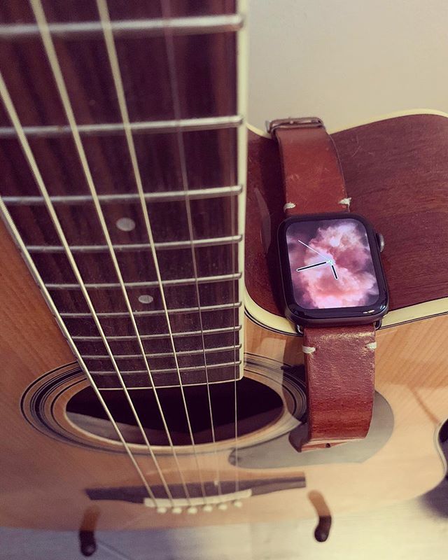 strapisto's tweet photo. 🇺🇸Old guitar, old band, new watch 😍
🇫🇷Ancienne guitare, bracelet vintage, nouvelle ⌚️
#applewatch #apple #lifestyle #watch #applewatchband #fashion #instatech #technology #iphone #ipad #menfashion #retro #vintage #applewatchfan #watchesofinstagra… https://t.co/ln7S268Vvw https://t.co/N24l3SNhKX