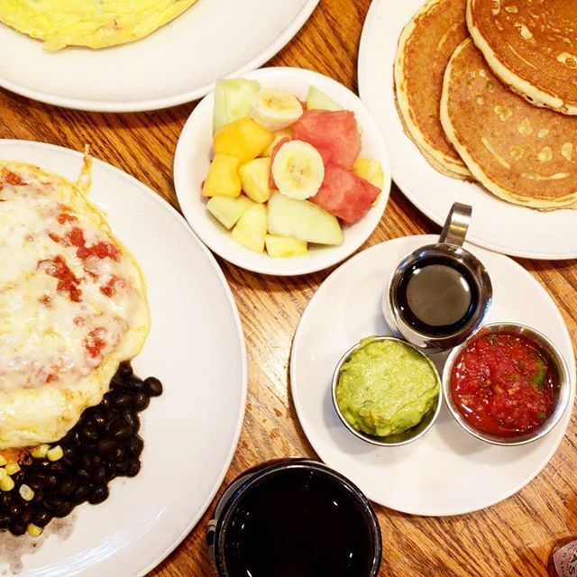 tbspoflife's tweet photo. Happy Monday! Throwback ti yesterdays fantastic brunch at @originalpancakehouse .  Yes. I ordered entire menu.
.
I hope everyone's week is off to a good start!
.
.
.
#s9 #android #newphonewhodis #blackbeans #corn #eggs #syrup #omelet #pancakes #originalp… https://t.co/1N4wjiQrof https://t.co/CgAlRQSav8