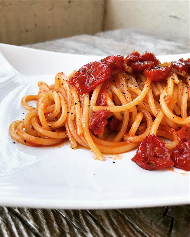 silviacongiu75's tweet photo. Dalla spaghettata di un sabato in famiglia, nell’ultimo scampolo di estate...[spaghetti con pomodorini confit🍅] ✨
✨
✨
✨
✨
#ilcassettodellericette #adv #foodie #ifoodit #foodlovers #cucinaitaliana #recipeoftheday #ricettefacili  #food_addiction #i… https://t.co/iQUlhifPBu https://t.co/j2nhCPUbr5