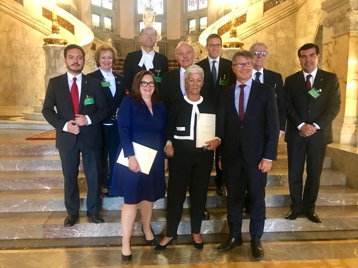 jacimolina's tweet photo. La foto de la celebración del triunfo: agente, coagentes y abogados del equipo jurídico de Chile se fotografían en la CIJ junto al fallo que desestimó completamente la demanda boliviana. Foto de @Minrel_Chile #ElFalloCNNCHV https://t.co/xUXtbFivdo