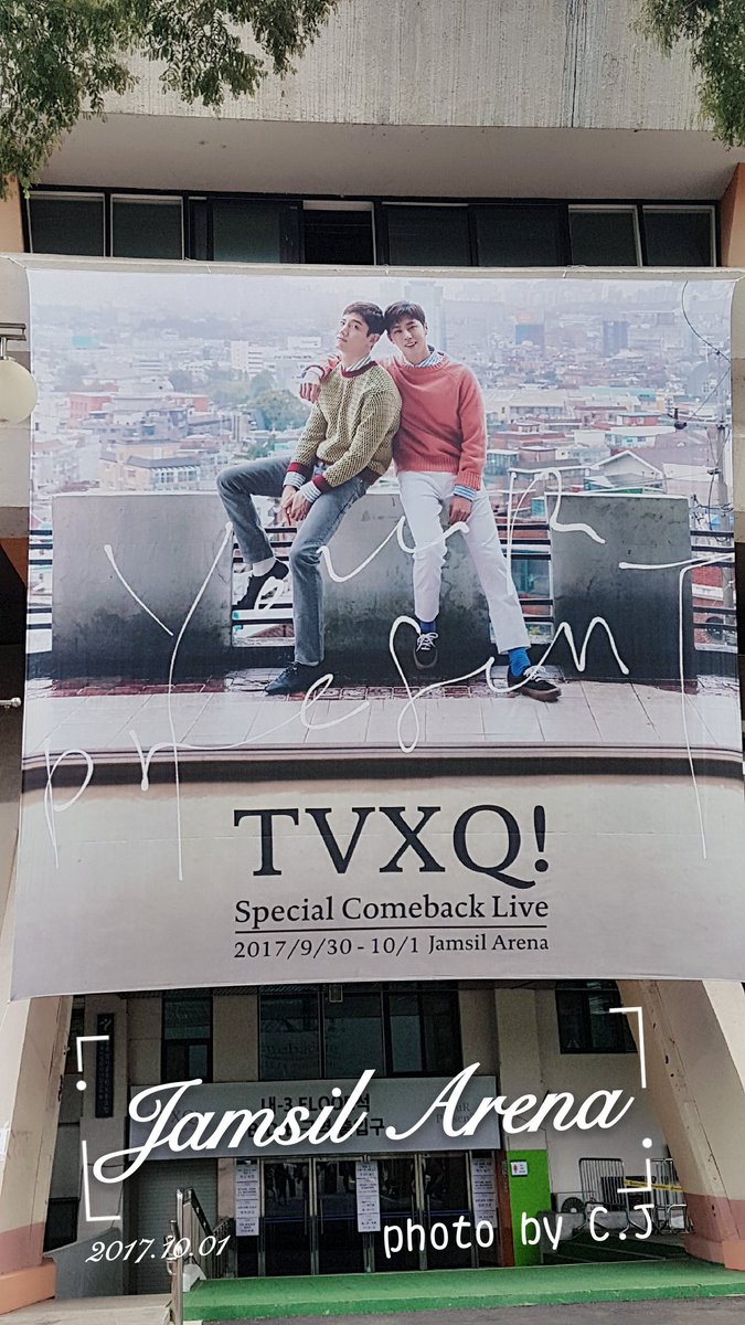ChaioJung's tweet photo. 想起去年10月2日的這個時候
我躺在首爾某飯店的床上
驚訝著10月1日整天都耗在
#잠실실내체육관 而換來的美好回憶
雖然因為下午下了場雨，氣溫突然變低
導致排隊的3個小時都在發抖
然後似乎太久沒嘶吼，控結束後整個失聲
但，能參與到你們回歸的首場演出
一切都值得了 🤗🤗🤗
#TVXQ #YouRPresenT https://t.co/6IBTwUIhWH