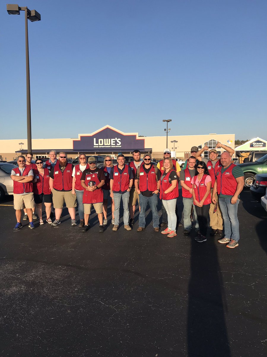 Junior_Worley's tweet photo. Blessed to have this team in Morehead City, NC. Store 619 has a tremendous group of associates and fantastic community. The support we have is absolutely amazing. #GoLowes https://t.co/GXoVBmU7fh