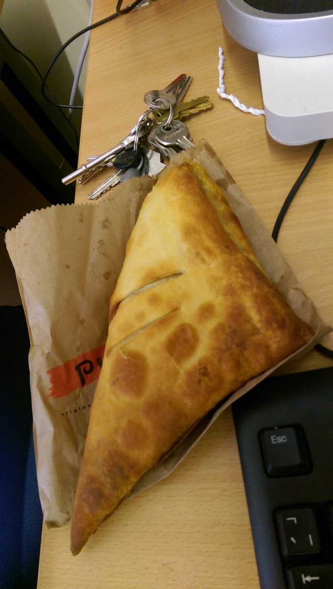 Sirijuulia's tweet image. I'm going #beyondthetarget by cutting cheese from my vegetarian diet, which on a week with no free evenings will require creative busy lifestyle solutions! Today it included some tasty takeout leftovers (in reusable containers) and this glorious vegan pie &amp;lt;3 #myclimatechanges