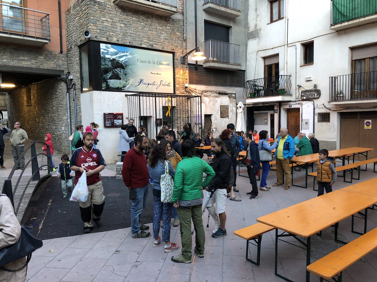 annazamar's tweet photo. Fa un any hi érem tot el poble, avui hi tornem a ser. Reivindiquem l’#1Oct! #1OctSort https://t.co/w19ldVF6Ix