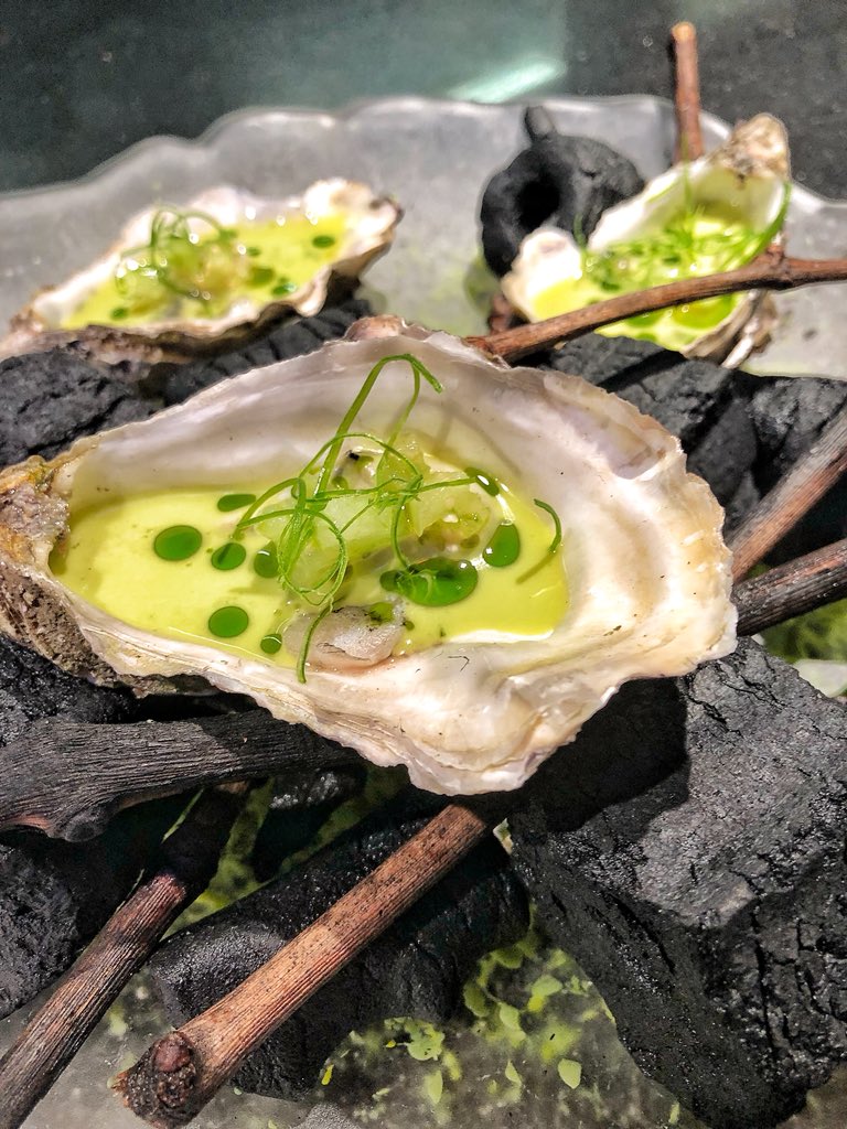 andreamchef3's tweet photo. StreetXO LONDRES🇬🇧- después de ir a DiverXO nos prometimos probar la versión más gamberra de @Dabizdiverxo . Para poder probar un poquito de todos los platos escogimos el menu de 70€ donde probamos Socarrat,Gyozas,Ramen,Ostras entre otros...100% recomendable https://t.co/Zn77N7iNVI