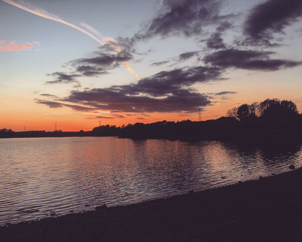 ukrungirl's tweet photo. Seen on my run. Just perfect 👌🏼 #yourruns #UKRunchat #sunset #lucky #LoveWhereYouLive https://t.co/qtMI2kcYu9