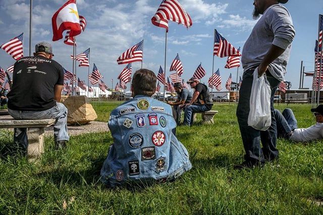 TheChip's tweet image. #Repost @veteransride
・・・
Taking a moment... #VeteransRide 
#motorcycles #IndianMotorcycle #Sturgis2018 @indianmotorcycle @monsterenergy @rinehartracing @maverik_inc @eastsidecan @championsidecar @cyclegear @wrangler @avontyresofficial @klockwerks @c… ift.tt/2DTscSe