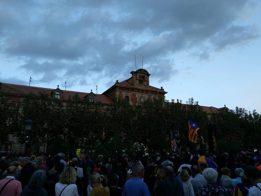 CDRCatOficial's tweet photo. El Parc de la Ciutadella és ple de gom a gom!
#DesobediènciaODimissió #RepublicaCatalana #1OctAlCarrer #TardorCalenta #ElPoderDelPoble https://t.co/nKeGcGZrvZ