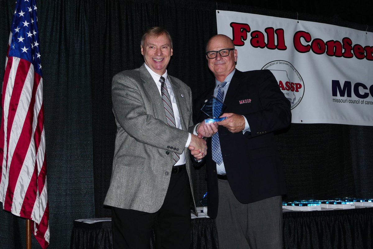 Nelsoncucolo's tweet photo. Congrats to Dr. Berk, recipient of the Robert C. Howe Service to Secondary Education Award at the MoASSP fall conference. 28 years as an RHS Bulldog and Principal at Rolla High. Congrats Dr. Berk. ⁦@R31Official⁩ ⁦@AaronRZalis⁩ https://t.co/0Tg5VR9cyM
