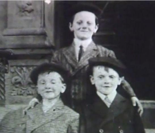 moviehistories's tweet photo. His brotherโs keeper...
On the steps outside their apartment house, James Cagney with his brothers Edward and William
#bulletsandblood https://t.co/IW0GQXaDmW