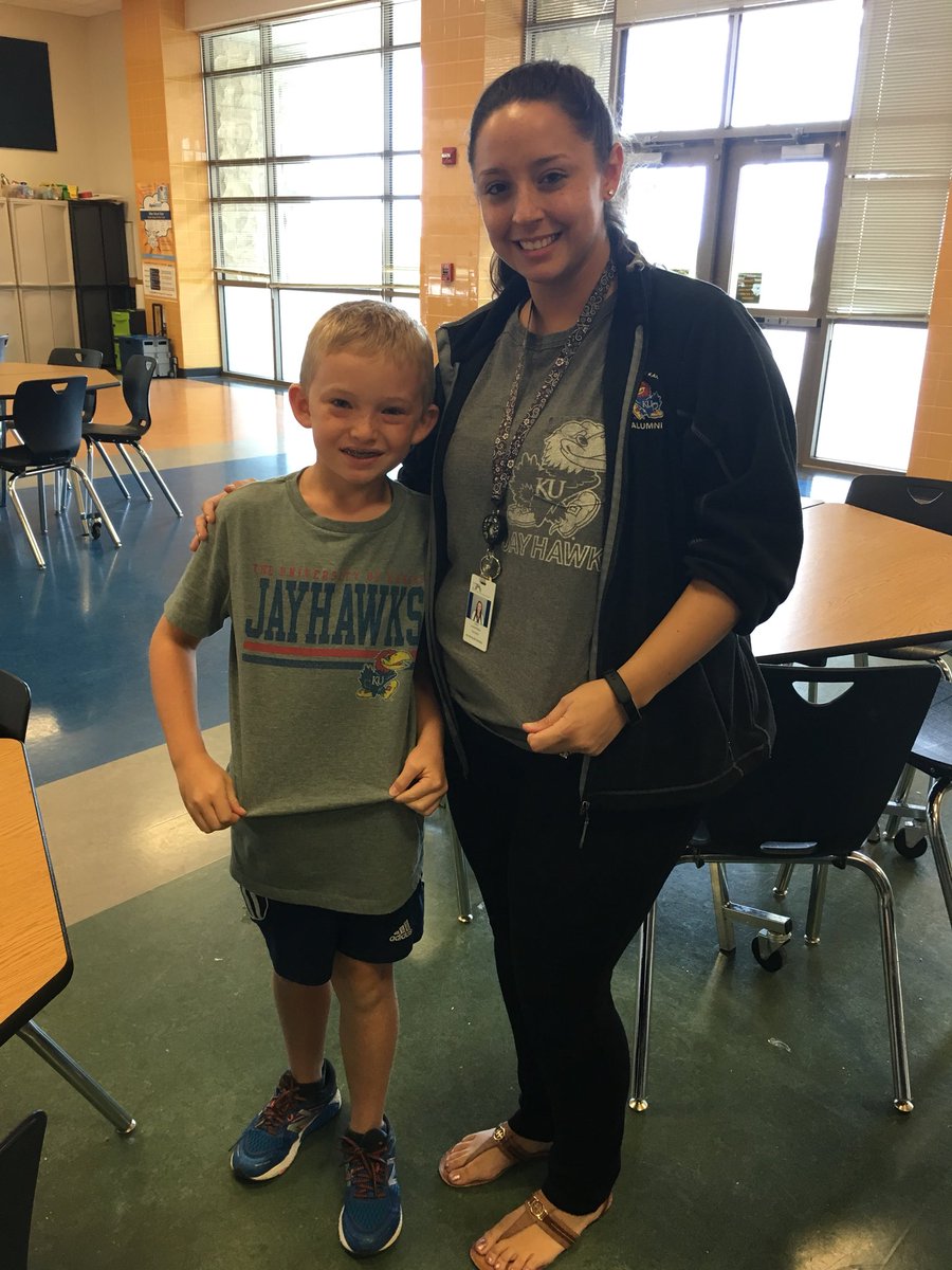 gunderman501's tweet photo. Supporting Run for the Gold week by showing a little KU Pride ! @Saunderskclass @allenelem #allenfourth https://t.co/Wm9SG8zGJo