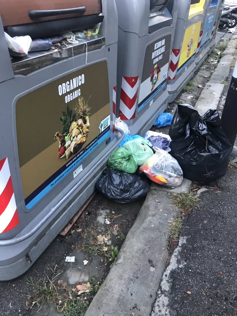Questa è la dimostrazione che tante persone utilizzano il cassonetto dell’organico per gettarci i rifiuti indifferenziati! Sarebbe l’ora ci fosse un maggior controllo e che il numero attivo per le segnalazioni rispondesse! <a href="/DarioNardella/">Dario Nardella</a> <a href="/comunefi/">Comune di Firenze</a>