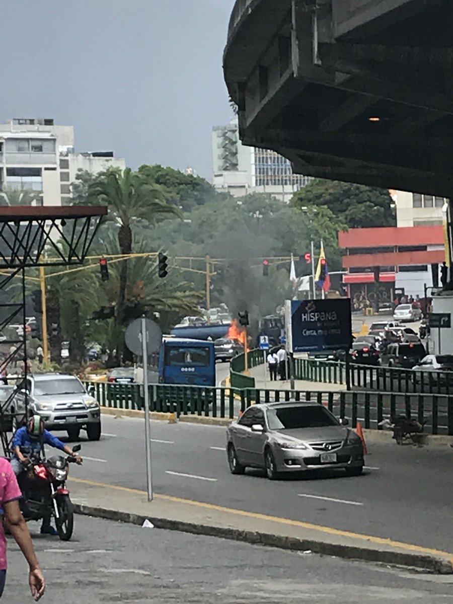davidrojas1988's tweet photo. Se prendió un carro a la altura de paseo las Mercedes https://t.co/xEydB7VTDt
