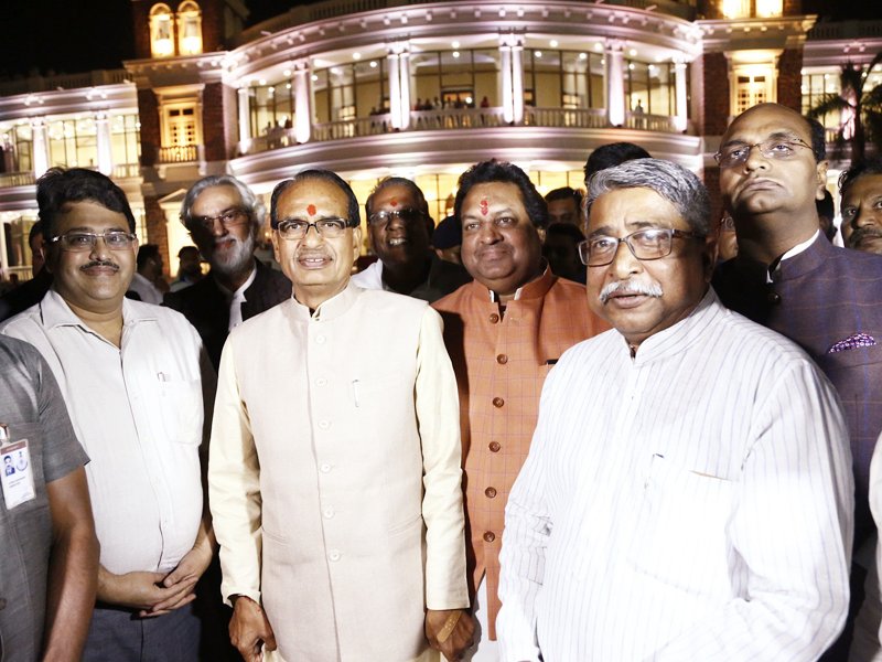CMMadhyaPradesh's tweet photo. मुख्यमंत्री @ChouhanShivraj ने आज भोपाल में 65 करोड़ रु. लागत से संवारे गए मिंटो हॉल अंतर्राष्ट्रीय कन्वेंशन सेंटर का लोकार्पण किया। उन्होंने जीर्णोद्धार कार्य करने वाले शिल्पकारों, सर्विस टीम, आंतरिक सज्जाकारों, इंजीनियरिंग, आर्किटेक्ट व प्रबंधन टीम का सम्मान किया। #SamriddhMP https://t.co/PIHIhKuch9