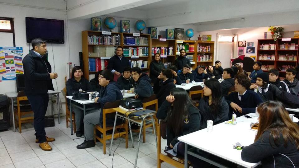 fpaisdigital's tweet photo. Hoy nos encontramos con los estudiantes de la #AcademiaDeApps del Liceo Comercial B72 de Estación Central, en una jornada de talleres con @IBMdeChile sobre metodologías ágiles y design thinking. Preparando a los jóvenes para el futuro. https://t.co/RW3xffQzRE