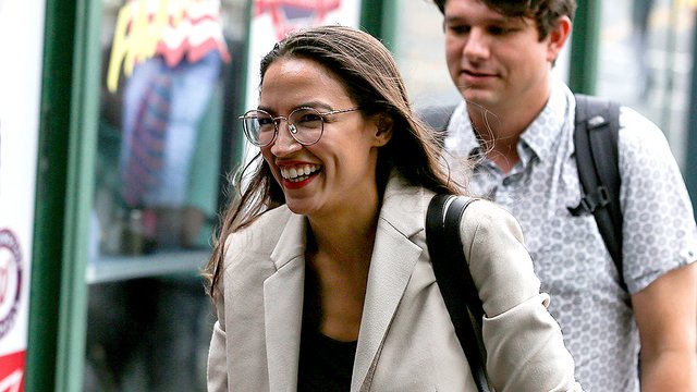 thehill's tweet photo. Obama announces endorsement for Ocasio-Cortez https://t.co/AzrB10fMT0 https://t.co/QiNcdg2BiO