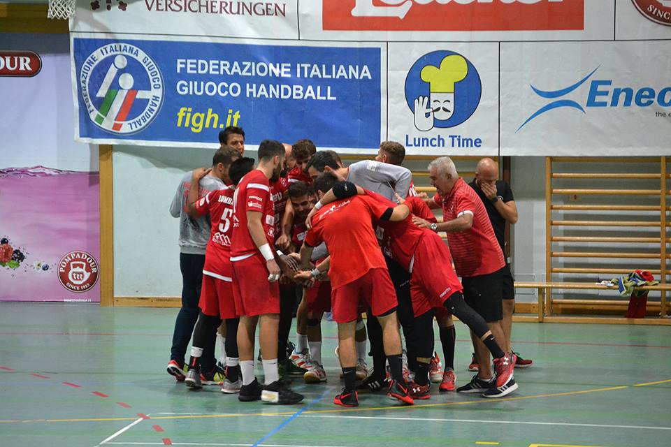 SCGaeta's tweet photo. ✍️ Meravigliosa MFoods Carburex Gaeta, la capolista Bozen riesce a pareggiare solo su tiro franco. Coach Onelli: "Abbiamo sfiorato l'impresa, ma riacquistato fiducia in noi stessi" 👉 https://t.co/AgvfaLtcTP 
📸 Ph. Adriano Di Nitto

#noisiamoilgaeta ⚪️🔴 https://t.co/RwqBFY9QxX