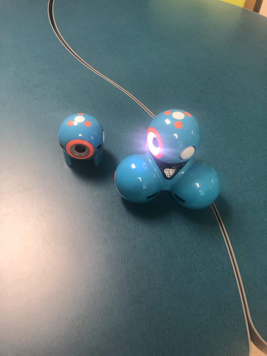 AHuskyste's tweet image. Dash and Dot came out to meet the kiddos today #codingintro #wonderworkshop #robots we also have some growth in our aquaponics lab #tomatoes #lettuce #3fishleft @HillsideES @hillside_media