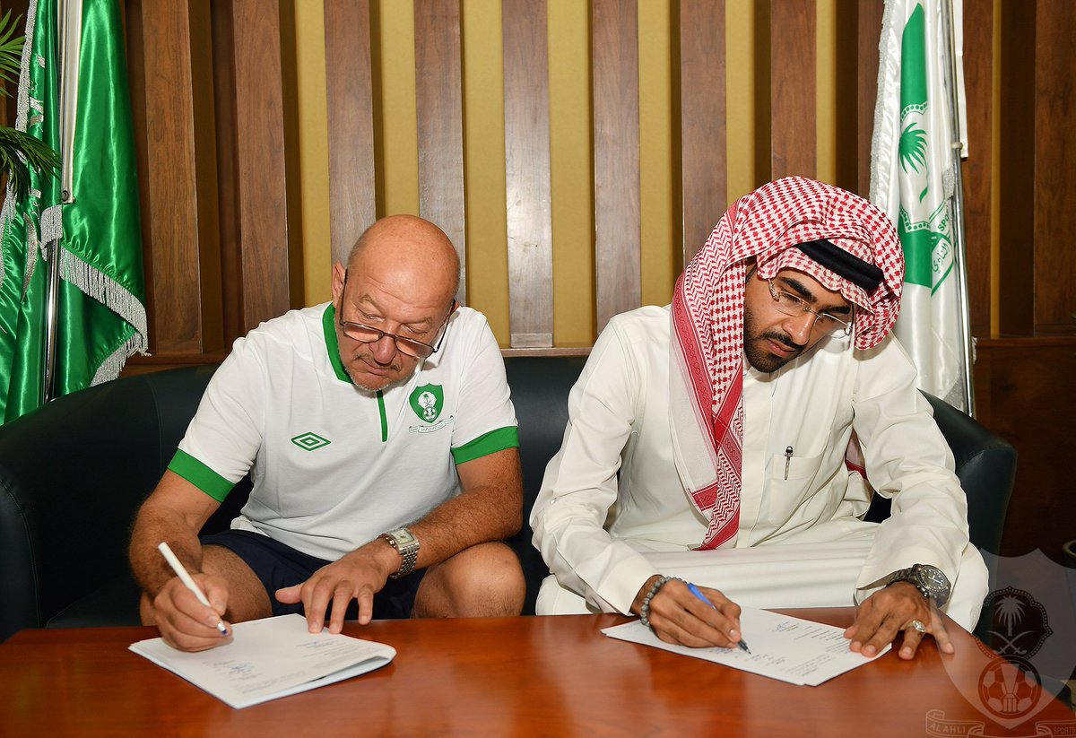 الأوكراني كولوتشكين مدرباً للفريق الأول لكرة الماء
#الأهلي
#العاب_الأهلي