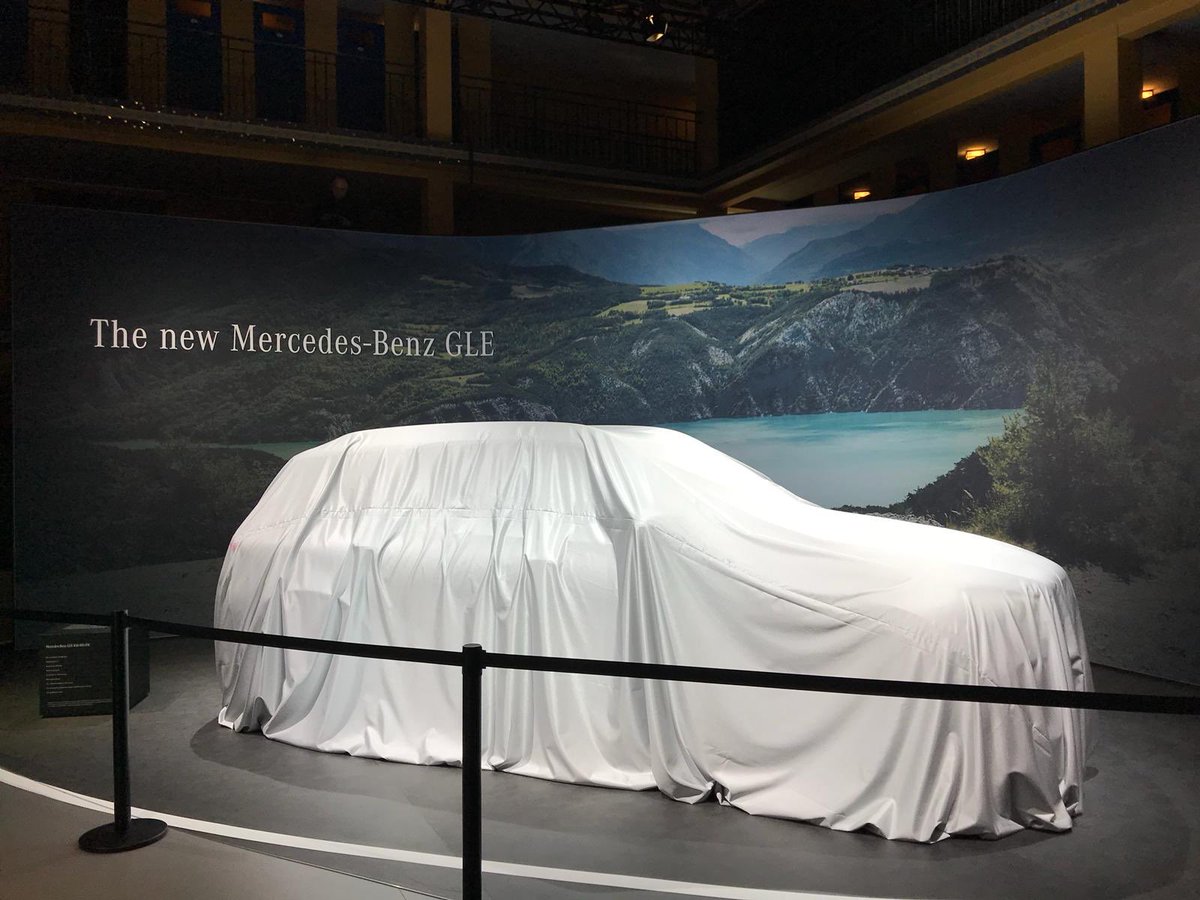 vueltarapidafm's tweet photo. Todavía no ha empezado el Mondial de l'Auto en París y nosotros ya hemos empezado a disfrutar de sus novedades. Asistimos al #meetmercedes en la piscina Molitor de la mano de Mercedes-Benz España  con el Mercedes-AMG #A35, el smart #Forease el GLe y el nuevo #EQC https://t.co/USv2c8wKlX
