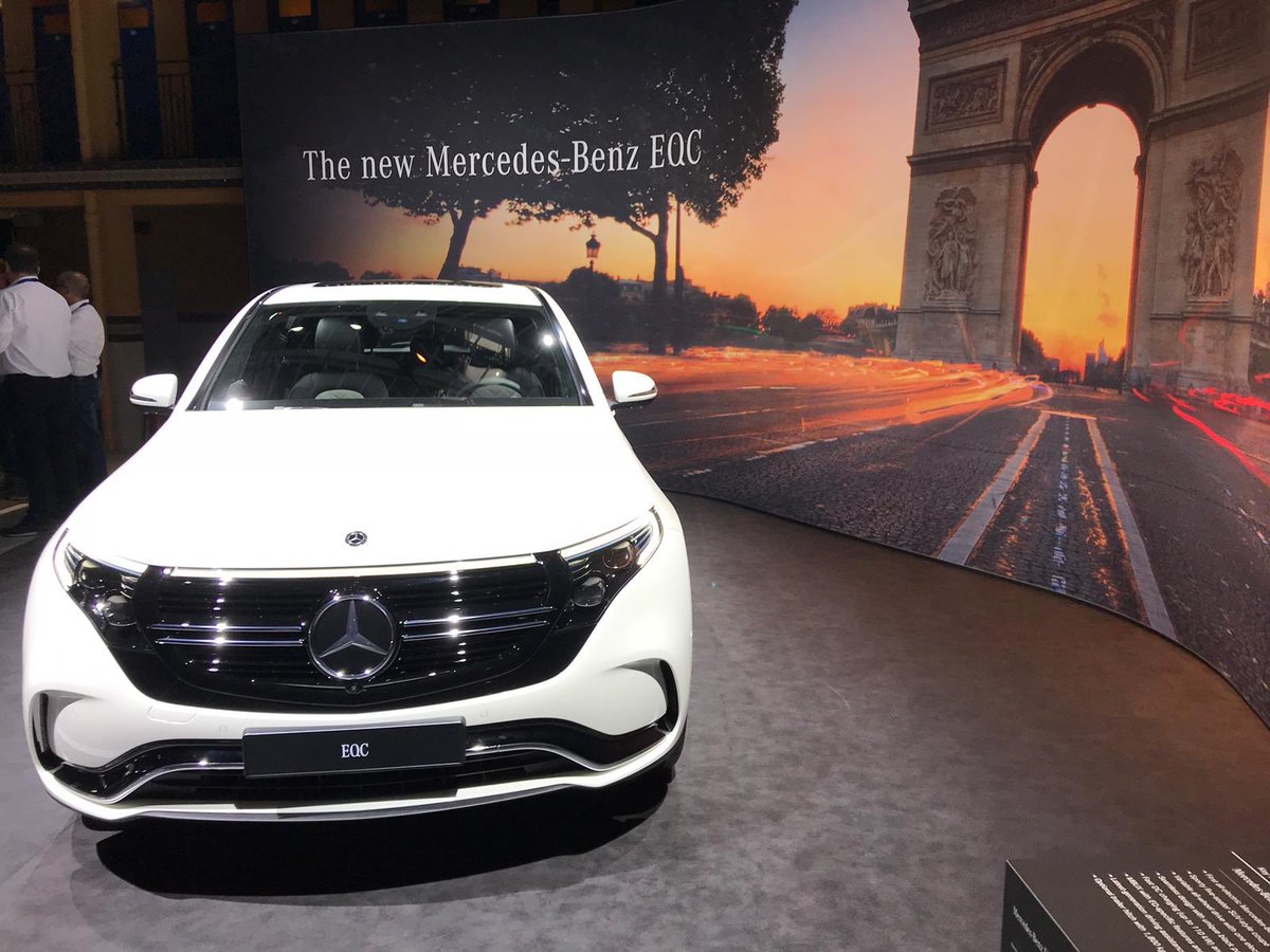 vueltarapidafm's tweet photo. Todavía no ha empezado el Mondial de l'Auto en París y nosotros ya hemos empezado a disfrutar de sus novedades. Asistimos al #meetmercedes en la piscina Molitor de la mano de Mercedes-Benz España  con el Mercedes-AMG #A35, el smart #Forease el GLe y el nuevo #EQC https://t.co/USv2c8wKlX