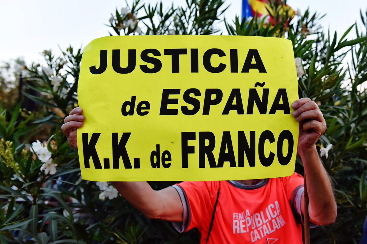 La_Directa's tweet photo. #Memòria1O | A Barcelona, la capçalera de la manifestació ha arribat al Parlament on s'està llegint un manifest consensuat per la #Plataforma1Oct. Segons la Guàrdia Urbana hi han participat 180.000 persones https://t.co/F4FOmA5eDL Fotos de @MallachPhoto i @FreddyDU_photo https://t.co/CmNAGQSEXR