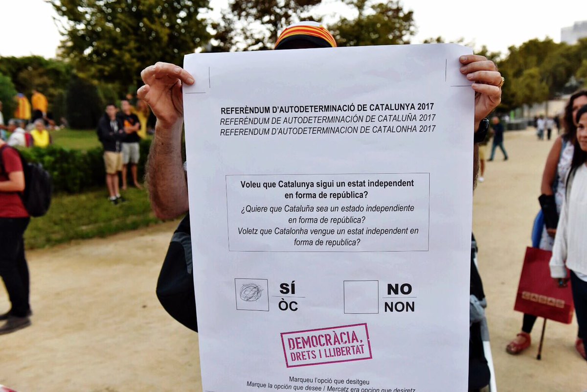La_Directa's tweet photo. #Memòria1O | A Barcelona, la capçalera de la manifestació ha arribat al Parlament on s'està llegint un manifest consensuat per la #Plataforma1Oct. Segons la Guàrdia Urbana hi han participat 180.000 persones https://t.co/F4FOmA5eDL Fotos de @MallachPhoto i @FreddyDU_photo https://t.co/CmNAGQSEXR