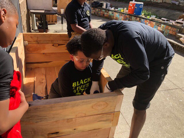 KaarenAndrews's tweet image. #interagencygraywolves students from Opportunity Skyway campus teaching 5th graders at Madrona Elementary how to use an impact driver to put in screws for the planter boxes that our students prepped for Madrona! #partnership #mentors