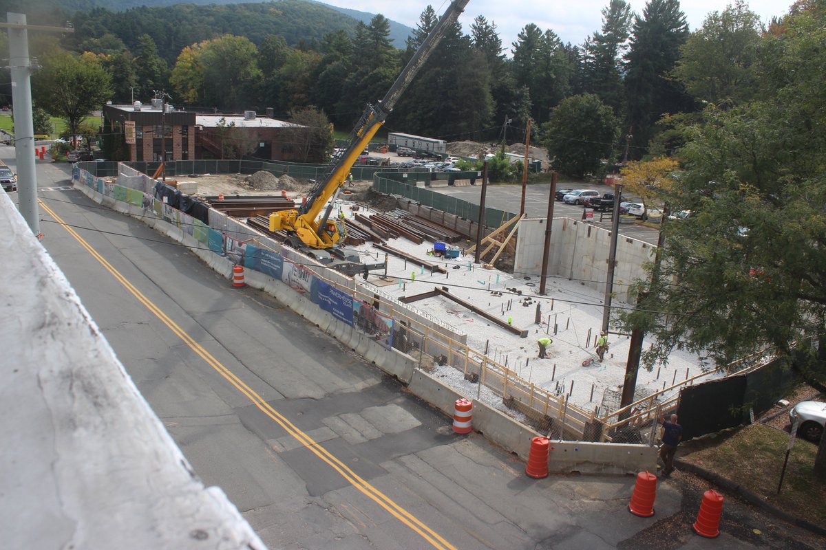 PowerhouseGB's tweet photo. Live cam!! And we have steel!! Progress is good. Pre-sales now! Come visit us at 312 Main Street or check out https://t.co/etw2OTssZS for questions or information. #PowerhouseSquare #GBCondoLife https://t.co/6zxq8GTxTW