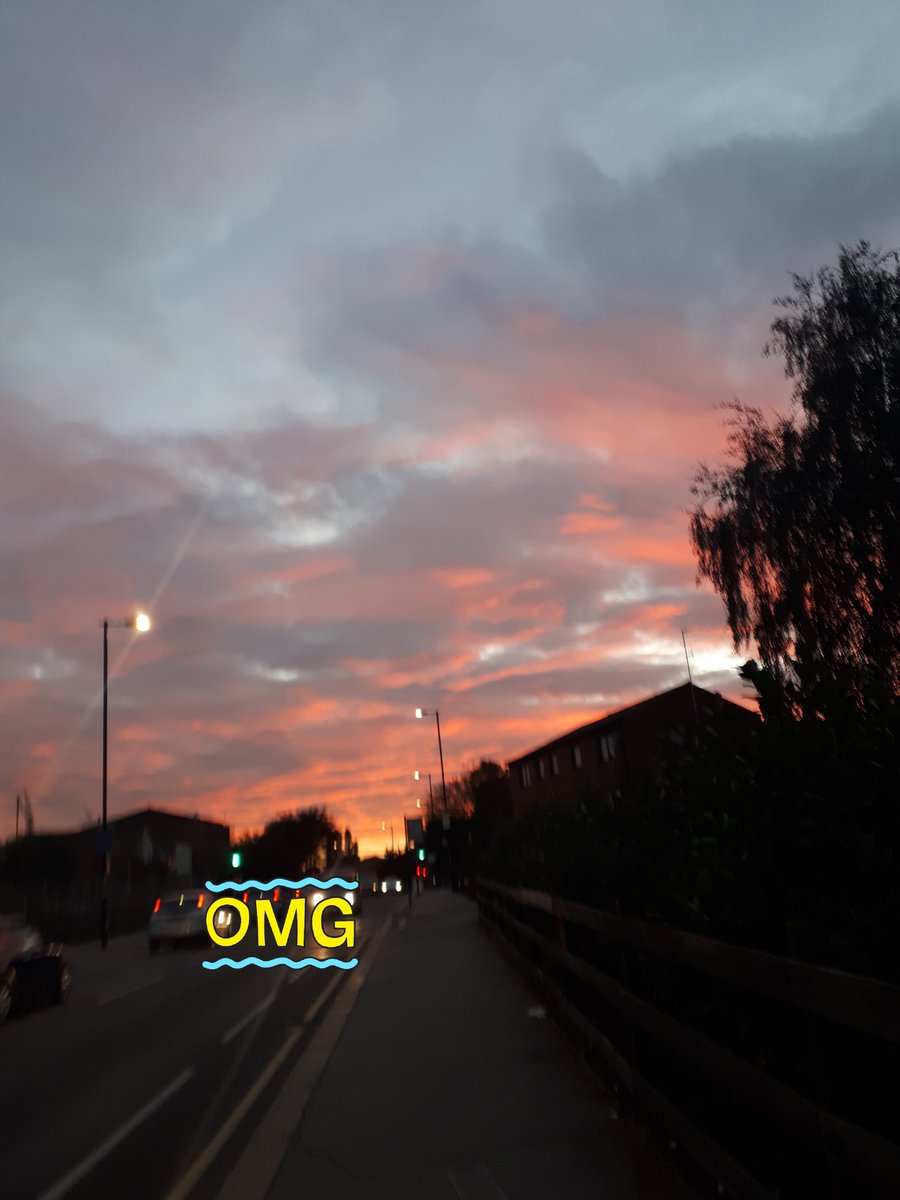 shazzyleu's tweet photo. Well the skies were putting on a show this evening @metoffice https://t.co/wM2PPVn4Bp