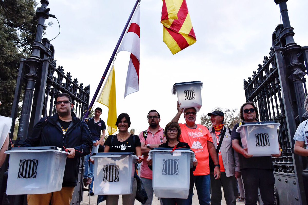 La_Directa's tweet photo. #Memòria1O | A Barcelona, la capçalera de la manifestació ha arribat al Parlament on s'està llegint un manifest consensuat per la #Plataforma1Oct. Segons la Guàrdia Urbana hi han participat 180.000 persones https://t.co/F4FOmA5eDL Fotos de @MallachPhoto i @FreddyDU_photo https://t.co/CmNAGQSEXR