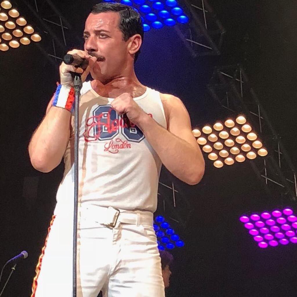 rinazuna_ziga's tweet photo. Pequeños recuerdos de una GRAN NOCHE! 🎊🎉👑💃🏽🍸⭐️ #amigos #rememberqueen #fiesta #granviamadrid #decopeo #nocheinolvidable #livingonmyownqueen #teatrodelaluzphilipsgranvía #theshowmustgoon  @ Callao Gran Vía https://t.co/2BgXnEYaLy