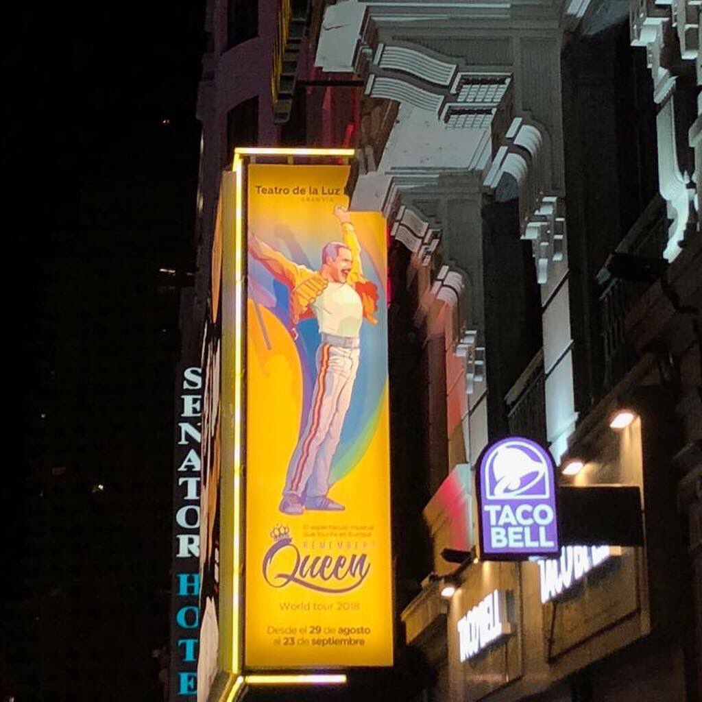 rinazuna_ziga's tweet photo. Pequeños recuerdos de una GRAN NOCHE! 🎊🎉👑💃🏽🍸⭐️ #amigos #rememberqueen #fiesta #granviamadrid #decopeo #nocheinolvidable #livingonmyownqueen #teatrodelaluzphilipsgranvía #theshowmustgoon  @ Callao Gran Vía ⁦@lilygorunrun⁩ https://t.co/mwWrnejfSN
