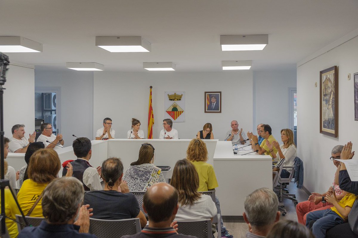 bcn_sean's tweet photo. Ple extraordinari i el canvi de nom del Passeig de la Riera per Avinguda 1 d'Octubre #Puigreig @diariRegio7 @NacioBergueda @AjPuigreig https://t.co/F8VBUYxpNS