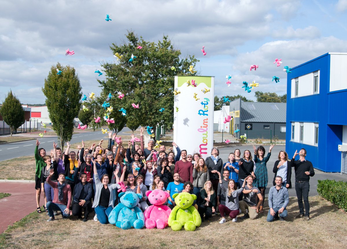 PDoudous's tweet photo. Un très grand #Merci à tous les collaborateurs @Moulin_Roty qui nous ont créés ces 3 jolis ours géants, nos nouvelles mascottes, dignes successeurs de notre #Tigrou 
Des #Ptitsdoudous partout pour nos 45 associations, 300 soignants bénévoles et 50 000 enfants soutenus par an.🐻 https://t.co/JQkTlwsIpj