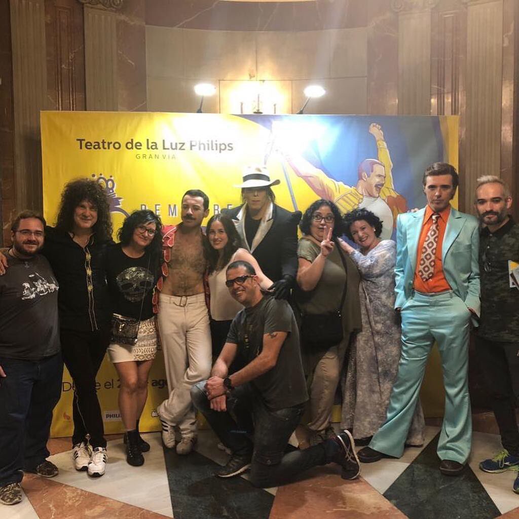 rinazuna_ziga's tweet photo. Pequeños recuerdos de una GRAN NOCHE! 🎊🎉👑💃🏽🍸⭐️ #amigos #rememberqueen #fiesta #granviamadrid #decopeo #nocheinolvidable #livingonmyownqueen #teatrodelaluzphilipsgranvía #theshowmustgoon  @ Callao Gran Vía ⁦@lilygorunrun⁩ https://t.co/m7AyP8BRJ0