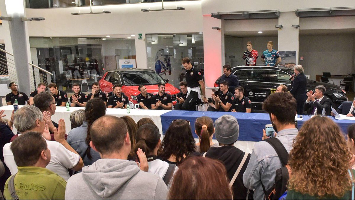 SIRVolleyPG's tweet photo. Alcuni scatti della #ConferenzadeiTifosi nel #BlockDevilsDay.
Foto: Michele Benda.
@autocentrigiustozzi
#goSir #BlockDevils #RCD #SirSafetyConadPerugia #diventiamoLeggenda https://t.co/pQhU8iE8Zd