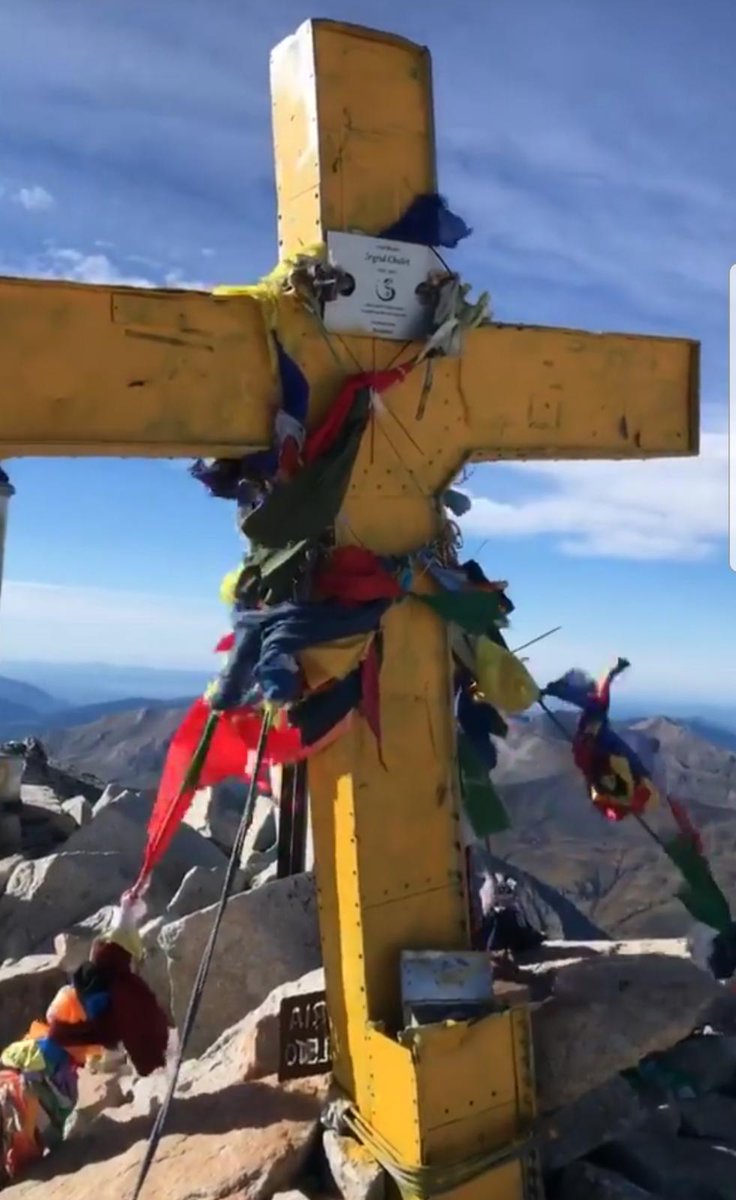 Conste que no 'semos' de crucecitas ni de banderuelas pero la montaña es nuestro templo y nuestro patio de recreo. 
Es un marco donde todos somos hermanos y no existen las fronteras. Esto es algo que algunos no acaban de entender. Azote para ellos.