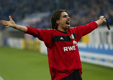 bayer04_es's tweet photo. ¡Muchas felicidades! ⚫️🙌🔴
Queremos desearle un gran día a Zoltan #Sebescen en su cumpleaños 4⃣3⃣
🎉🦁🎂
#FelizCumpleaños #SomosBayer04 https://t.co/9O3OLbCZPQ