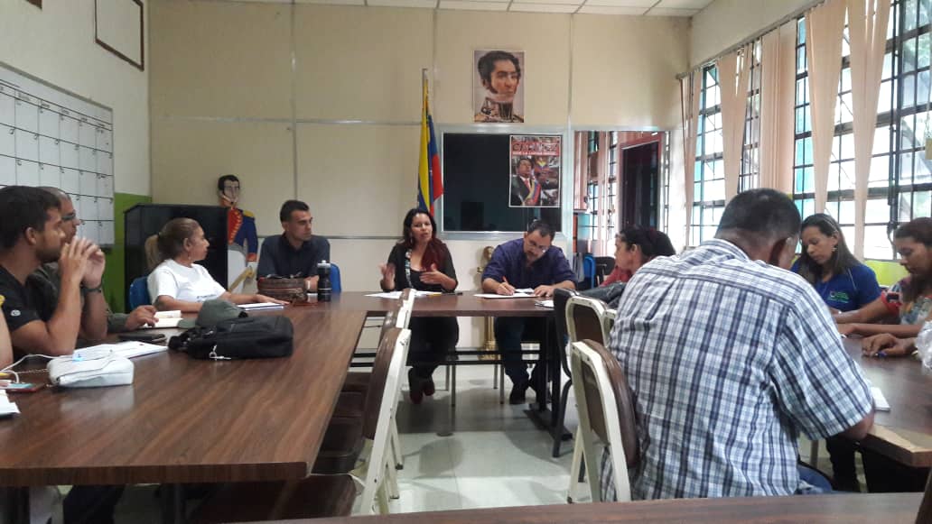 Aymaraguiar's tweet photo. #JuventudAClases,en zona Educativa Carabobo se instaló el "Estado Mayor Logístico Educando en Comunidad",@Barrio_Tricolor,@ContactoFede @psuvaristobulo https://t.co/G0wgEklHRU