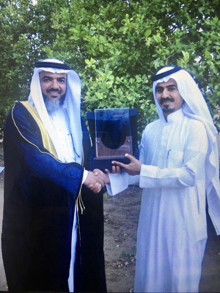 تخرج الطالب حمد آل زباره يوم الأحد الموافق 11-6-1434هـ من جامعة نجران –كلية العلوم والآداب–لغة عربية بتفوّق مع مرتبة الشرف ومعدّل(4,57)من5 وهو أكبر طالب درس وتخرج من جامعة نجران منذ تأسيسها حتى اليوم.
المفارقة أنه درس طلباً للعلم وليس لنيل الشهادة وتحسين وضعه الوظيفي.
@hamad7968